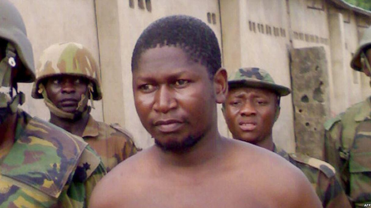 Le chef de la secte islamique Boko Haram Mohammed Yusuf, 39 ans, entouré de soldats, peu après sa capture par les troupes nigérianes, à la caserne de Giwa à Maiduguri, au nord-est du Nigeria, 5 août 2009.