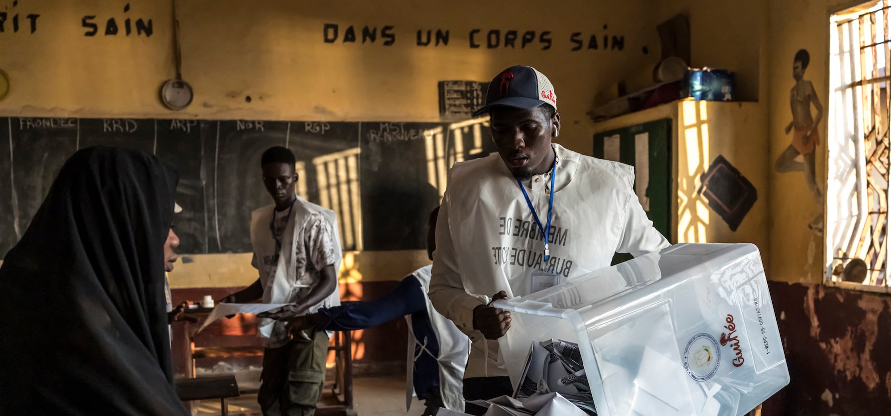 Décompte des voix dans une bureau de vote lors de la présidentielle, à Conakry, le 28 décembre 2025