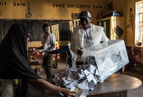 Décompte des voix dans une bureau de vote lors de la présidentielle, à Conakry, le 28 décembre 2025