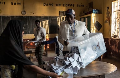 Décompte des voix dans une bureau de vote lors de la présidentielle, à Conakry, le 28 décembre 2025