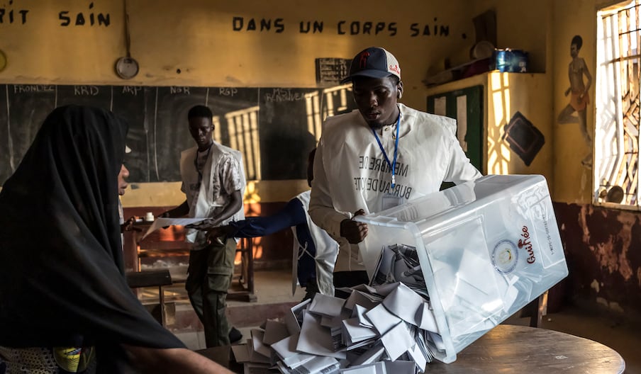 Décompte des voix dans une bureau de vote lors de la présidentielle, à Conakry, le 28 décembre 2025