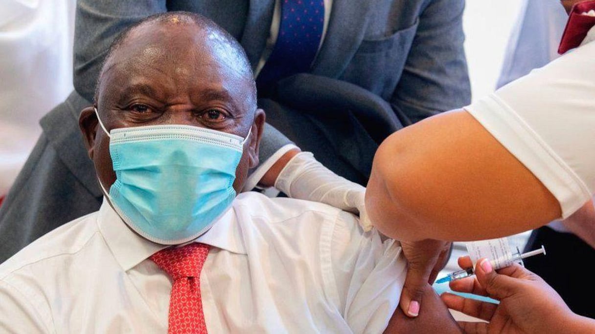 Le président Ciryl Ramaphosa se faisant vacciner contre le Covid-19.