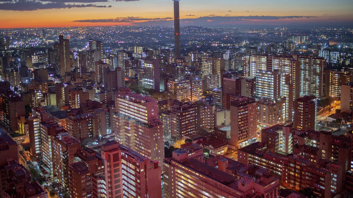 Une vue aérienne de Johannesburg vue du 51e étage de la tour Ponte City, à Hillbrow, Johannesburg, le 08 mai 2021 lors d'une visite organisée par la Fondation Dlala Nje.