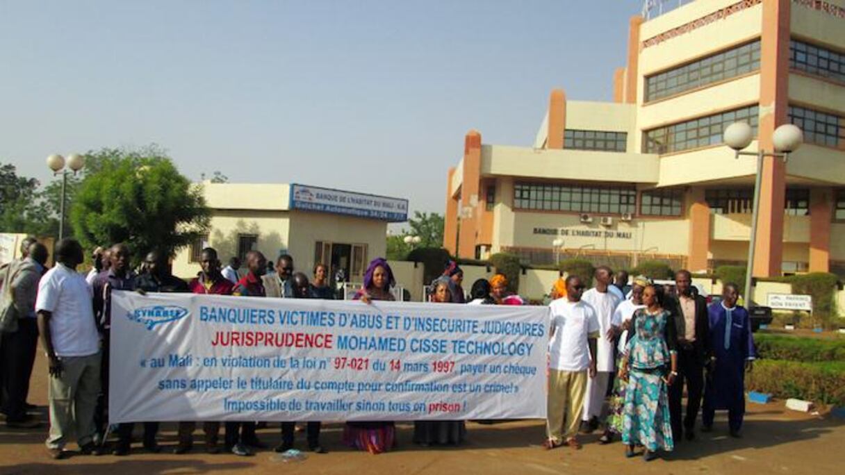 Sit-in devant la Banque de l'Habitat du Mali.