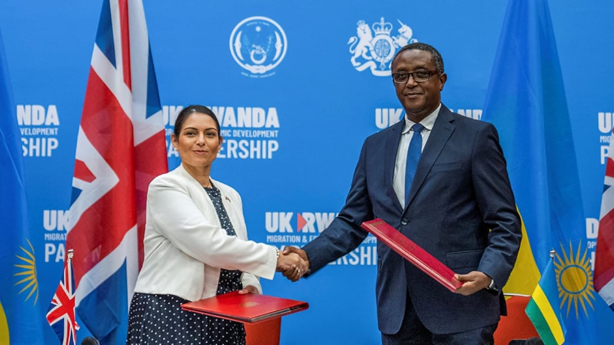 Le ministre rwandais des Affaires étrangères, Vincent Biruta, et son homologue anglaise, Priti Patel, signant un accord de partenariat portant sur les migrations et le développement économique, le 14 avril, à Kigali.