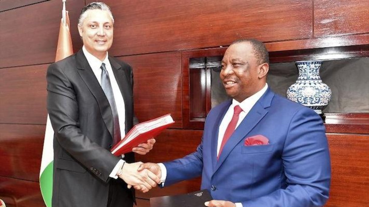 Adil Mesfioui, directeur général d’Agentis, et Kobénan Kouassi Adjoumani, ministre ivoirien des Ressources animales et halieutiques.