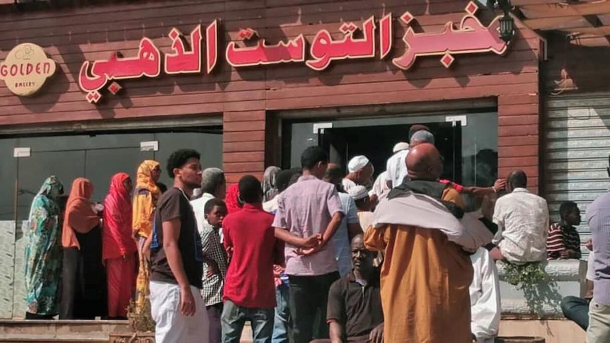 La foule attend du pain devant une boulangerie de Khartoum ce 28 octobre 2021.