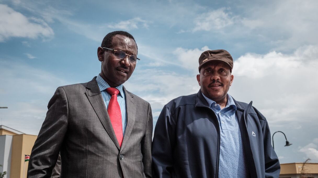 Le chef d'état-major des forces armées éthiopiennes, le maréchal Berhanu Jula (G), et le conseiller du président de la région du Tigré et le porte-parole du Front de libération du peuple du Tigré (TPLF) Getachew Reda (D) attendent la conclusion d'une réunion sur la mise en œuvre de l'accord de cessation permanente des hostilités en Éthiopie entre le gouvernement éthiopien et le Front de libération du peuple du Tigré (TPLF), à Nairobi le 12 novembre 2022.