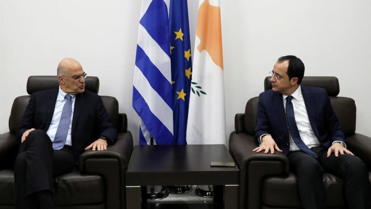 Le ministre grec des Affaires étrangères, Nikos Dendias, aux côtés de son homologue chypriote, Nikos Christodoulides, le 22 décembre 2019 à l'aéroport de Larnaca (Chypre).