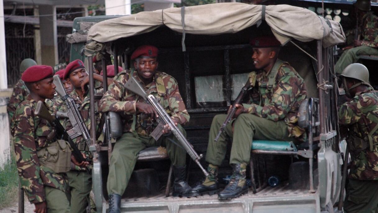 Des soldats kenyans assistent à la cérémonie funéraire du religieux musulman modéré Mohamed Idris, abattu par des hommes armés non identifiés le 10 juin 2014 dans la ville portuaire kenyane de Mombasa.