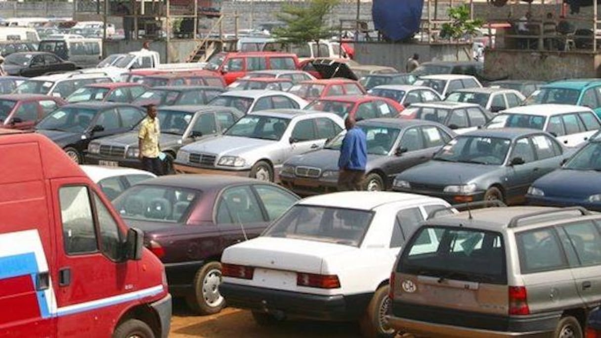 Un marché de voitures d'occasion en Côte d'Ivoire.