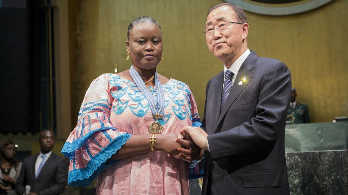 La veuve du capitaine Mbaye Diagne recevant des mains de Ban ki Moon, une distinction posthume au nom de son mari
