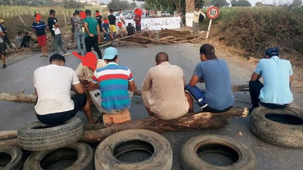 Les populations d'Azzefoun bloquant la route Tizi Ouzou Béjaïa.