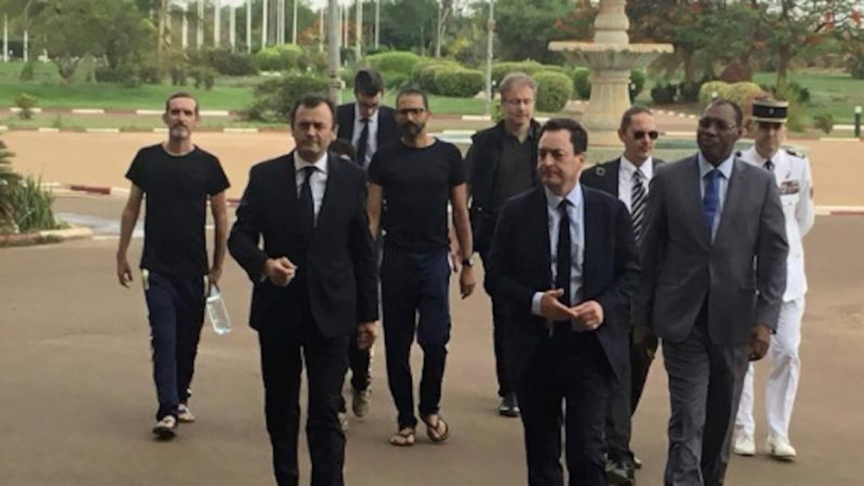 Les deux ex-otages français, Patrick Picque et Laurent Lassimouillas, libérés au Burkina Faso arrivent au palais présidentiel à Ouagadougou, le 11 mai 2019 |