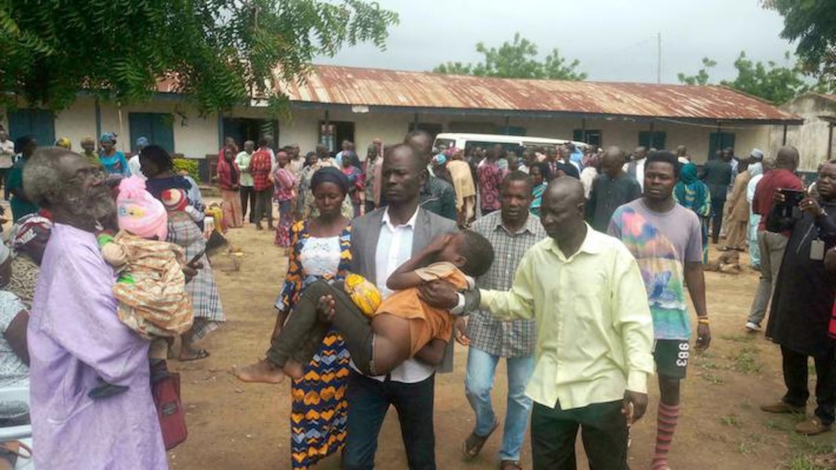 Des parents venus récupérer leurs enfants, dimanche 28 juillet 2021.