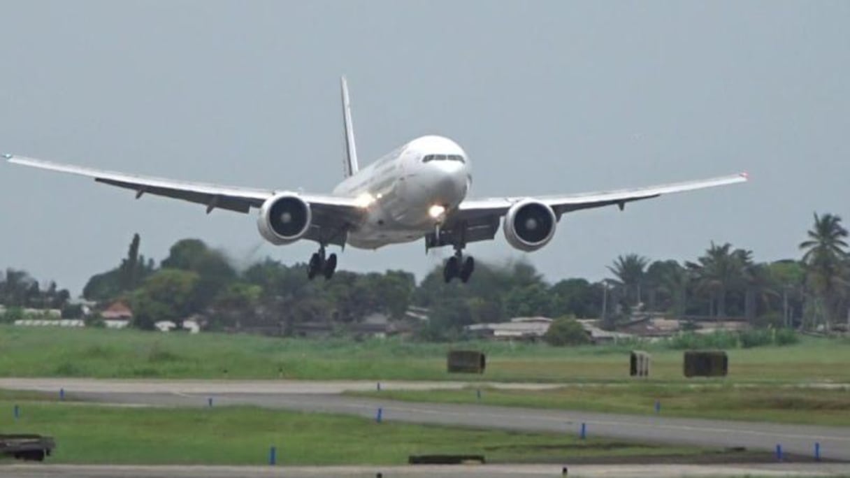 Une avion atterrissant à l'aéroport de Libreville.
