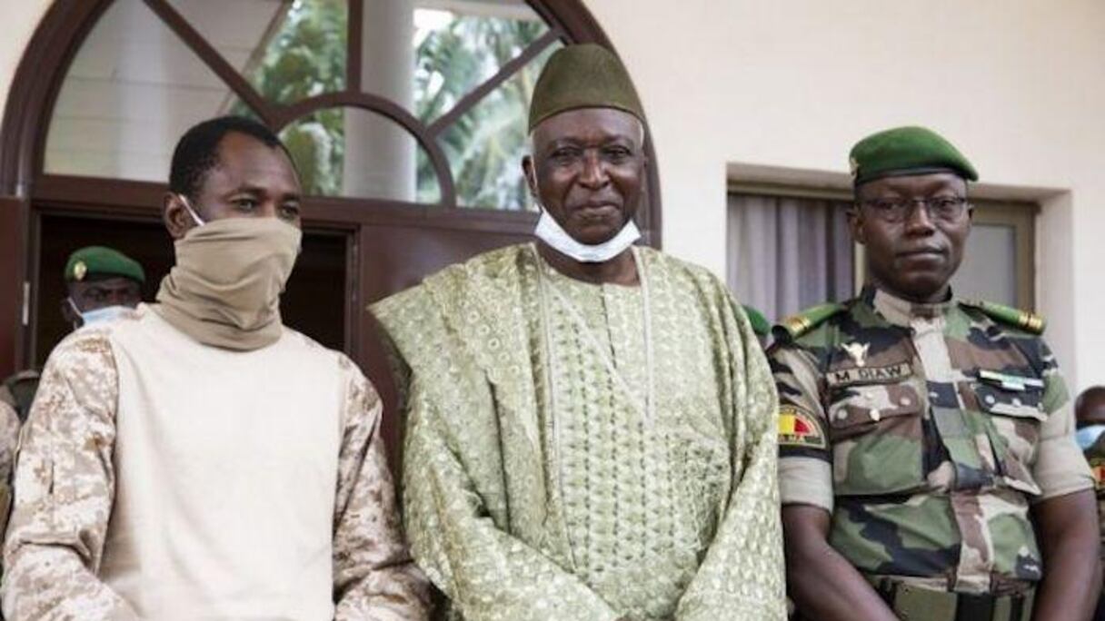 Bah N'Daw (m.) et Assimi Goita (dr.), les président et vice-président de la transition malienne.