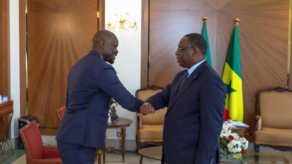 L'opposant Ousmane Sonko saluant le président Macky Sall qu'il a toujours refusé de rencontrer.