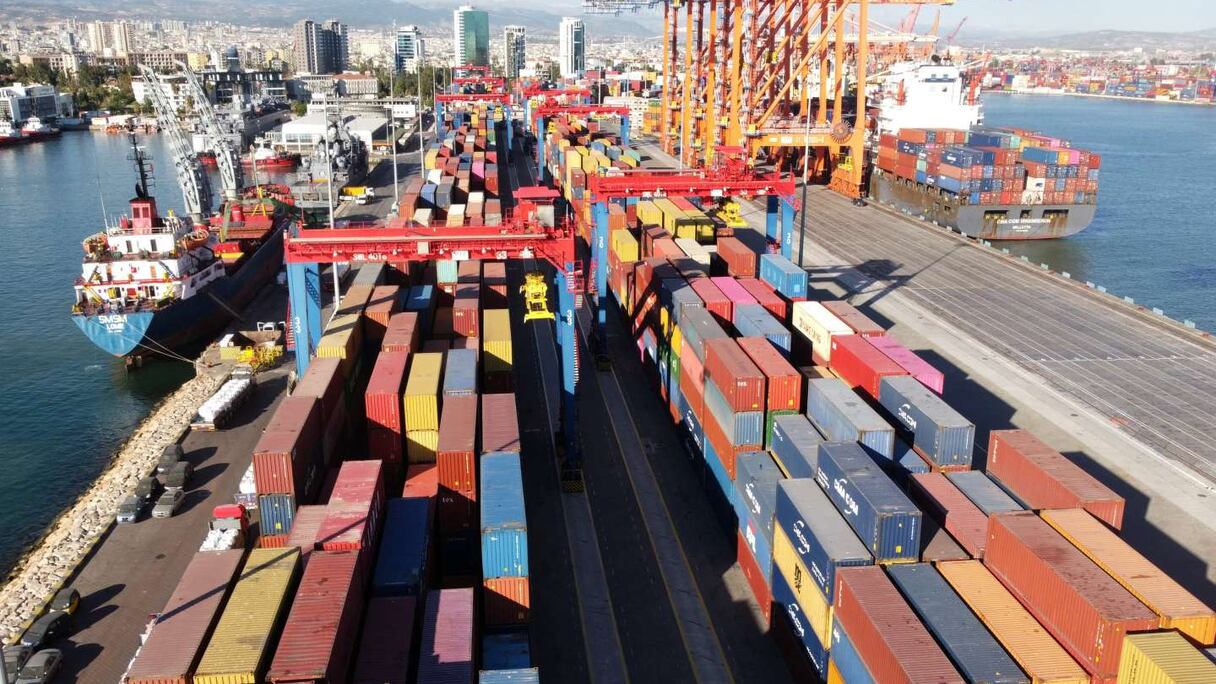 Des conteneurs dans un port.