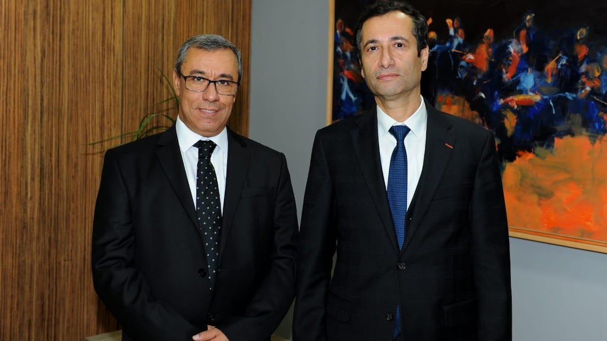 Mohamed Karim Mounir, nouveau PDG de la BCP, et Mohamed Benchaaboun, ancien PDG du groupe et actuel ministre de l’Economie et des finances.