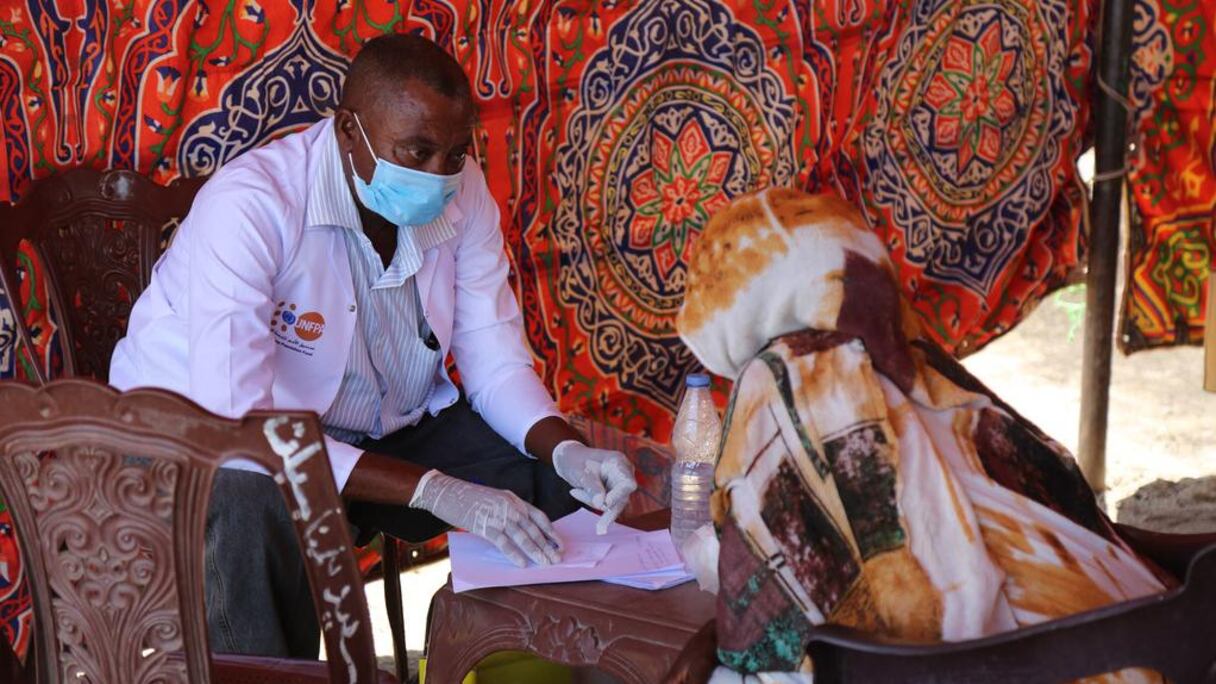 Une femme réfugiée originaire du Tigré, en Ethiopie, reçoit des services de santé au camp de transit à Hamdayet, au Soudan.