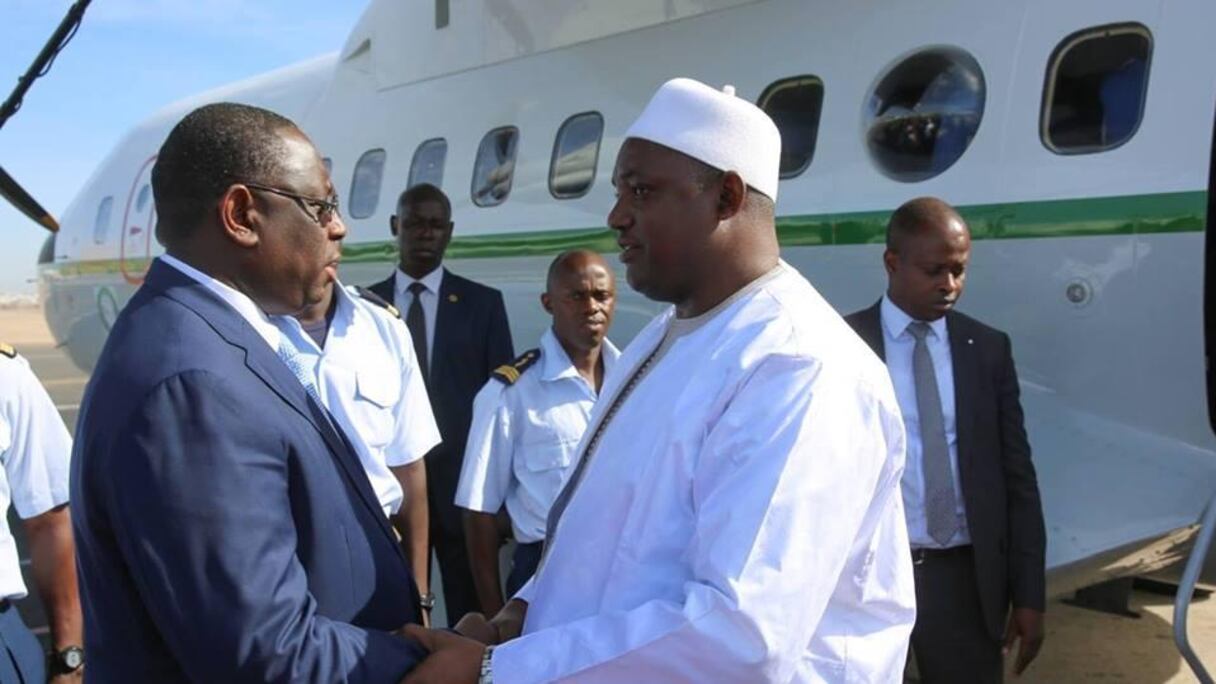 "Ce n'est qu'un au-revoir", se disent sans doute les deux chefs d'Etat qui se quittent après une dizaine de jours de séjour d'Adama Barrow au Sénégal. Les deux qui se parlent en Pulaar sont déjà unis par les liens ethniques.