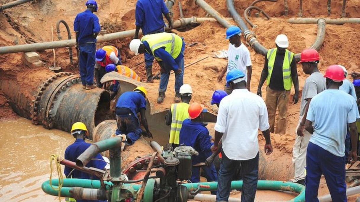 Des ouvriers de la SDE à la tache