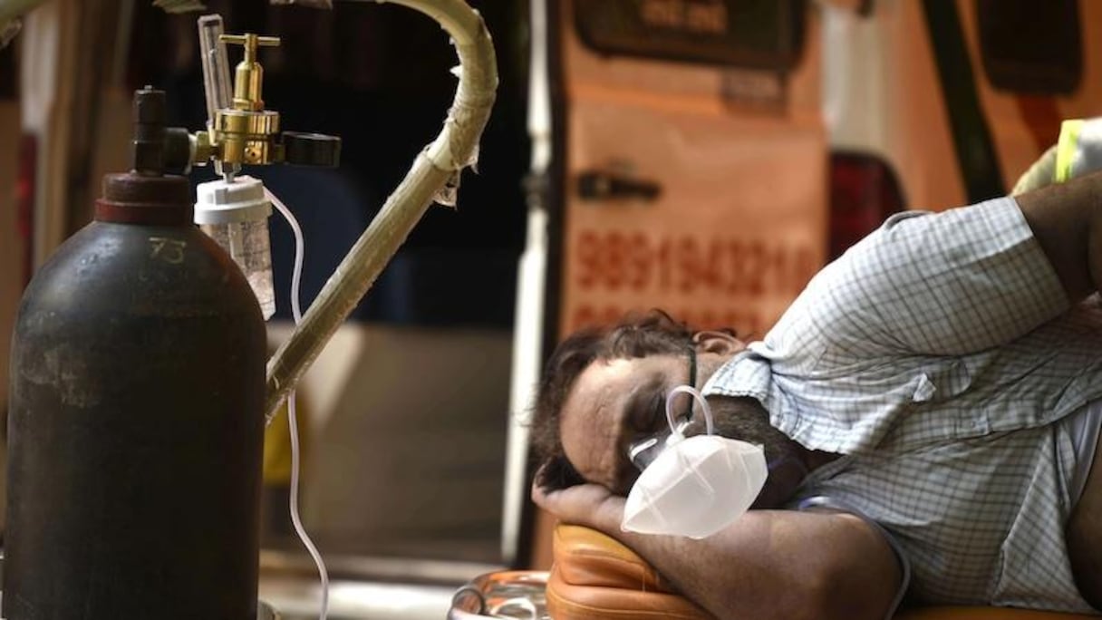 Un malade de Covid-19 respirant grâce à une bonbonne d'oxygène (illustration).