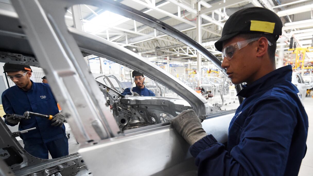 Un employé d'usine travaille sur une chaîne de montage de voitures à l'usine PSA de Kenitra, le 21 juin 2019.