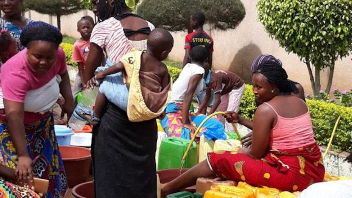 A Bouaké, le moindre point d'eau est pris d'assaut par les femmes.