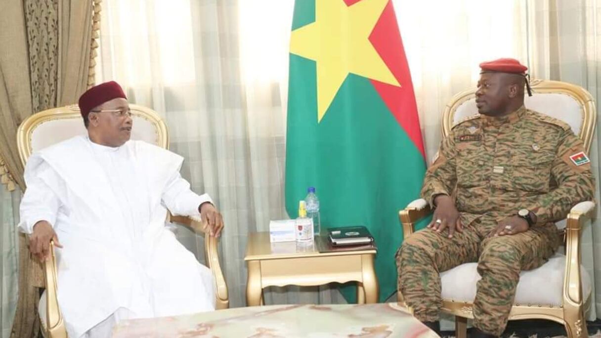 L'ancien président nigérien Mahamadou Issoufou, le médiateur ouest-africain pour le Burkina Faso, et le chef de la junte, le lieutenant-colonel Paul-Henri Sandaogo Damiba.