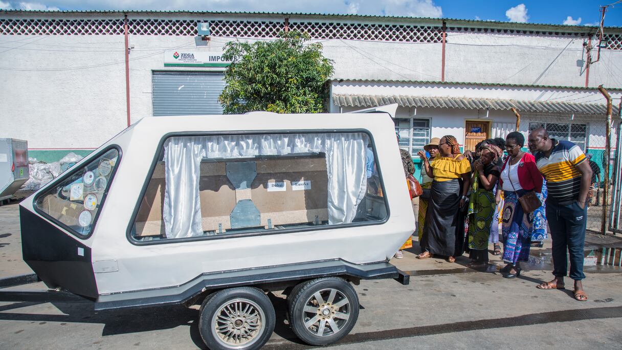 Des proches regardent un corbillard transportant la dépouille de l'étudiant zambien Lemekhani Nyireda à l'aéroport international Kenneth Kaunda de Lusaka le 11 décembre 2022. L'étudiant est décédé au combat en Ukraine, en septembre dernier.