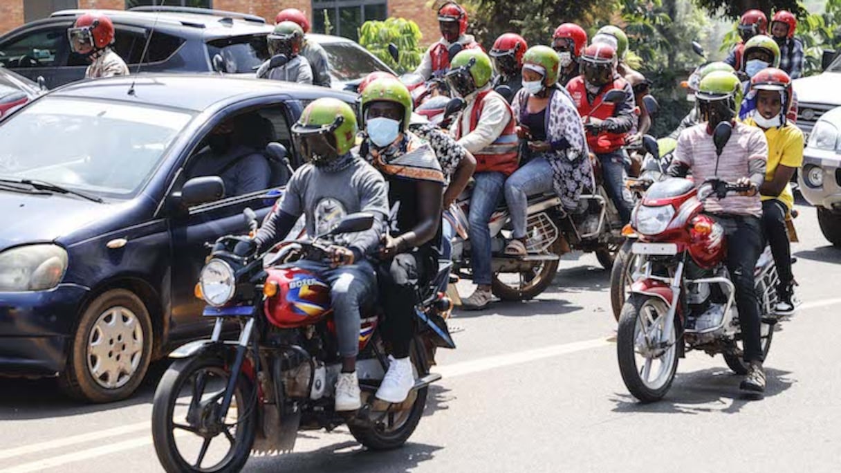 Des Moto-Taxis transportent des passagers dans le centre-ville de Kigali le 26 mai 2022./AFP/Ludovic MARIN