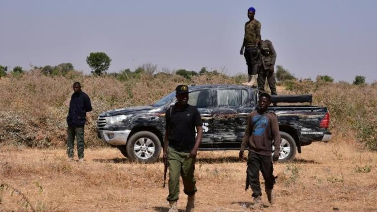 Les forces de sécurité au Nigeria sur le site d'une attaque imputée au groupe jihadiste Boko Haram en périphérie de Maiduguri, le 12 février 2021.
