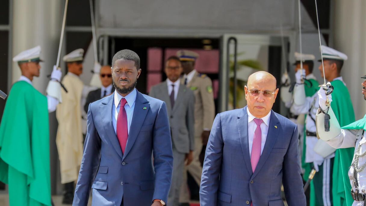 Le président sénégalais, Bassirou Diomaye Faye, accueilli à son arrivée à Nouakchott par son homologue mauritanien, Mohamed Ould Cheikh El Ghazouani, le 18 avril 2024.