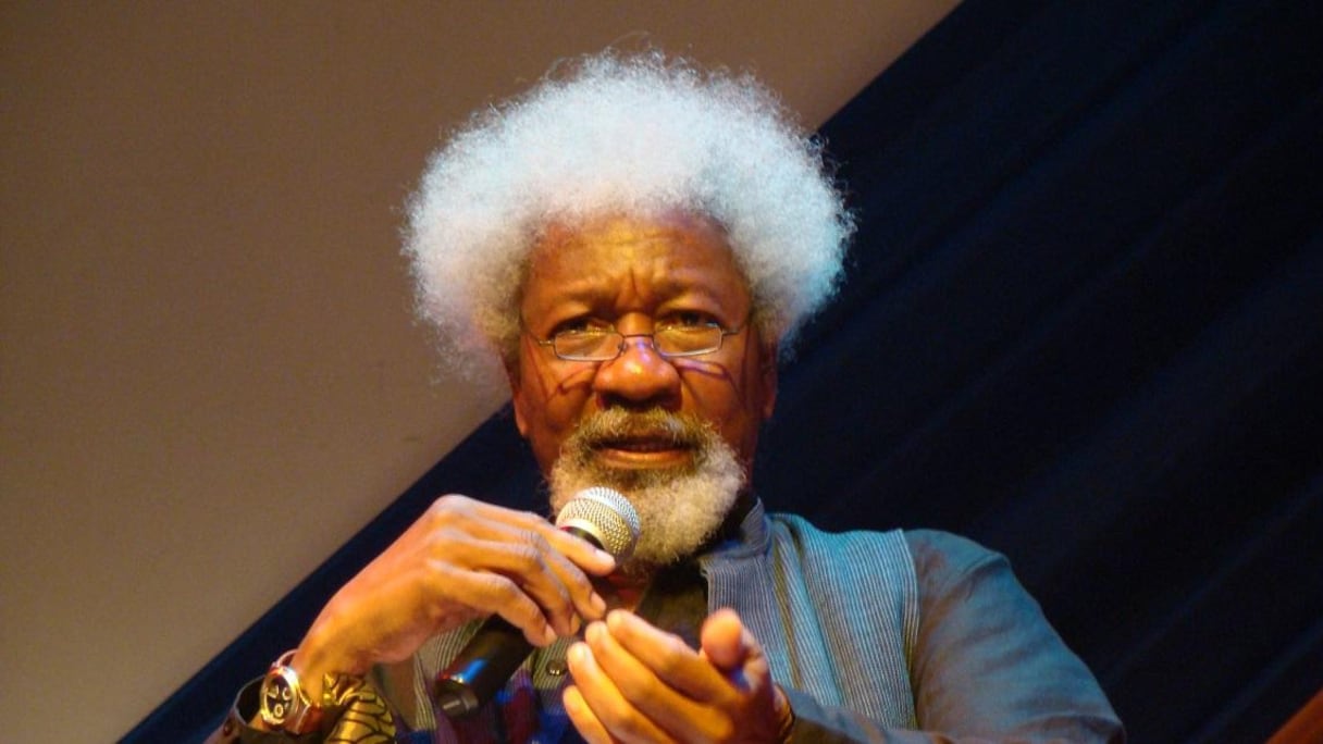 Wole Soyinka a soutenu le président Muhammadu Buhari, ce qui l'expose à des critiques venants de politiciens.