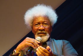 Wole Soyinka a soutenu le président Muhammadu Buhari, ce qui l'expose à des critiques venants de politiciens.