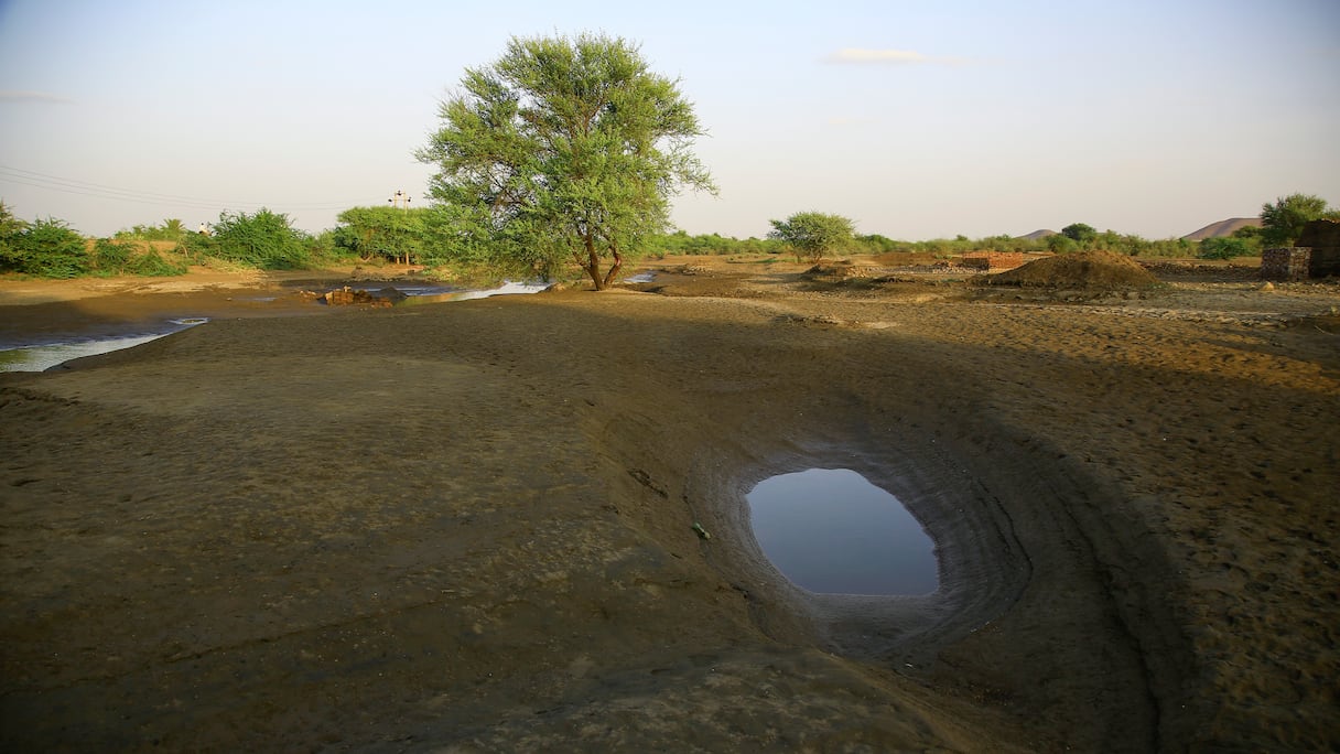 Une photo montre une vue d'une piscine et d'un canal asséchés près d'un atelier de briques traditionnel, sur la rive du Nil, près de la Sixième Cataracte connue sous le nom de cascade "Salbouka" et l'une des zones touristiques les plus importantes du Soudan, à environ 100Km au nord de la capitale le 22 octobre 2022. - Les pharaons l'adoraient comme un dieu, éternel porteur de vie, mais l'horloge tourne sur le Nil. Le changement climatique, la pollution et l'exploitation par l'homme exercent une pression existentielle insoutenable sur le deuxième plus long fleuve du monde dont dépendent des millions d'Africains.