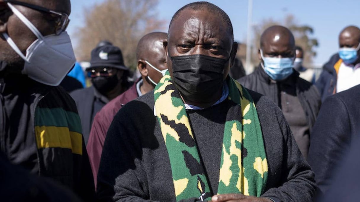 Le président Cyril Ramaphosa constatant les dégats causés par les récentes émeutes, suite à l'emprisonnement de Jacob Zuma.