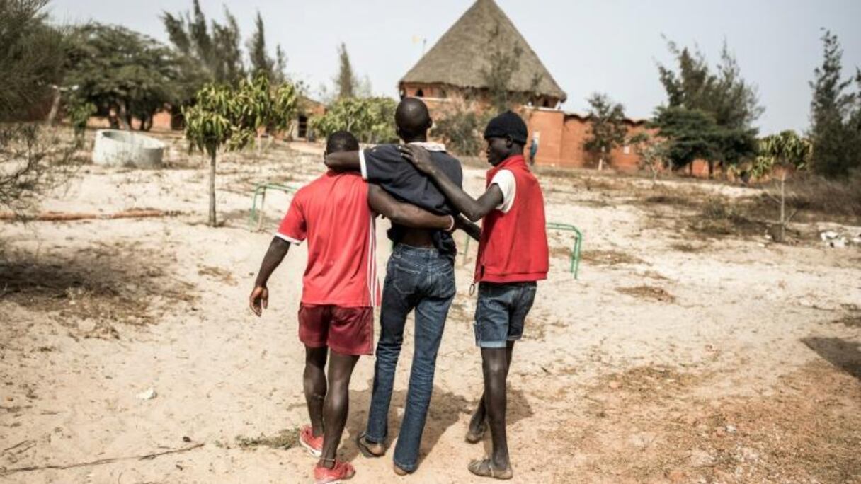 De jeunes Sénégalais vivant habituellement dans les rues, en quarantaine dans un centre près de Dakar.