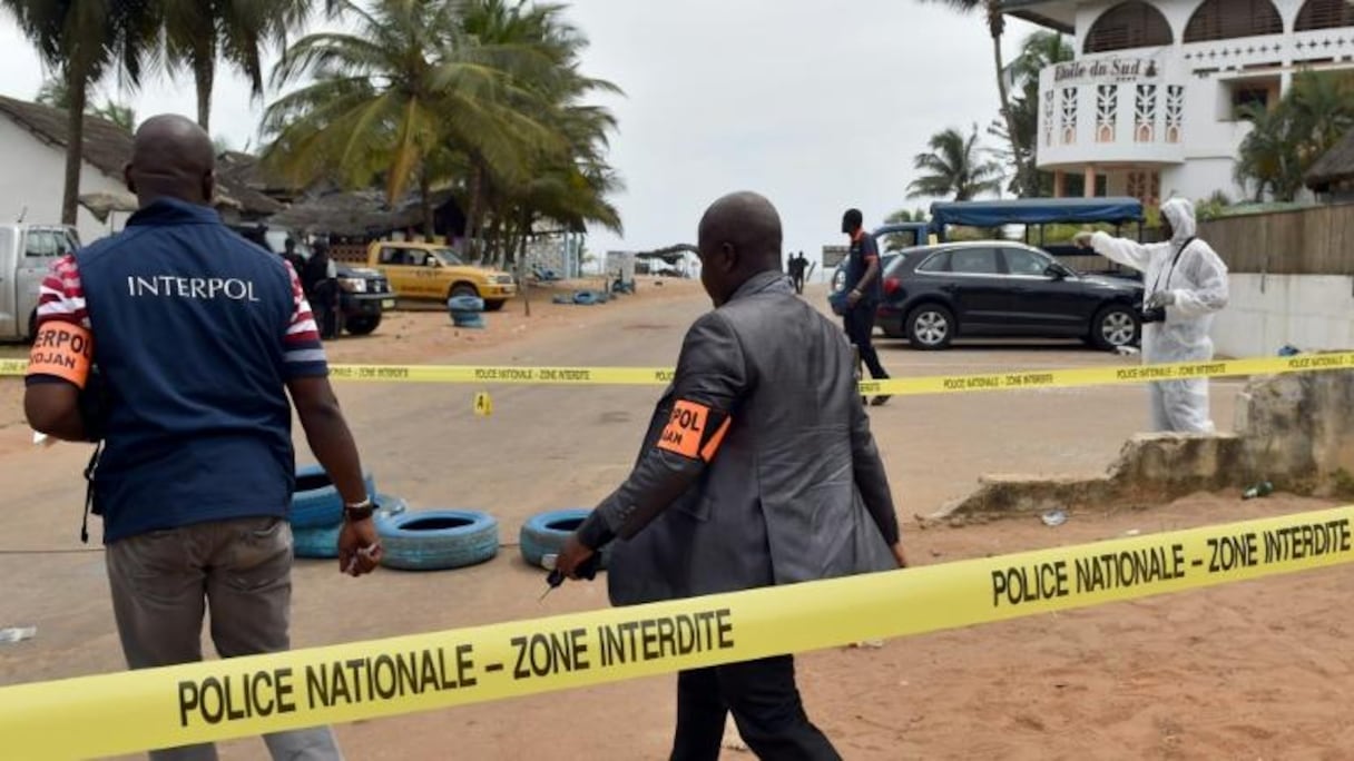 Des officiers de police devant l'Hôtel Etoile du Sud, à Grand-Bassam en Côte D'ivoire, le 14 mars 2016
© AFP ISSOUF SANOGO