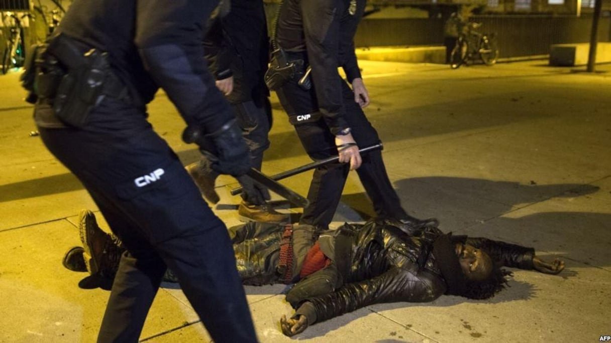 Mame Mbaye Ndiaye, étalé au sol, est mort après une course poursuite avec les policiers espagnols.