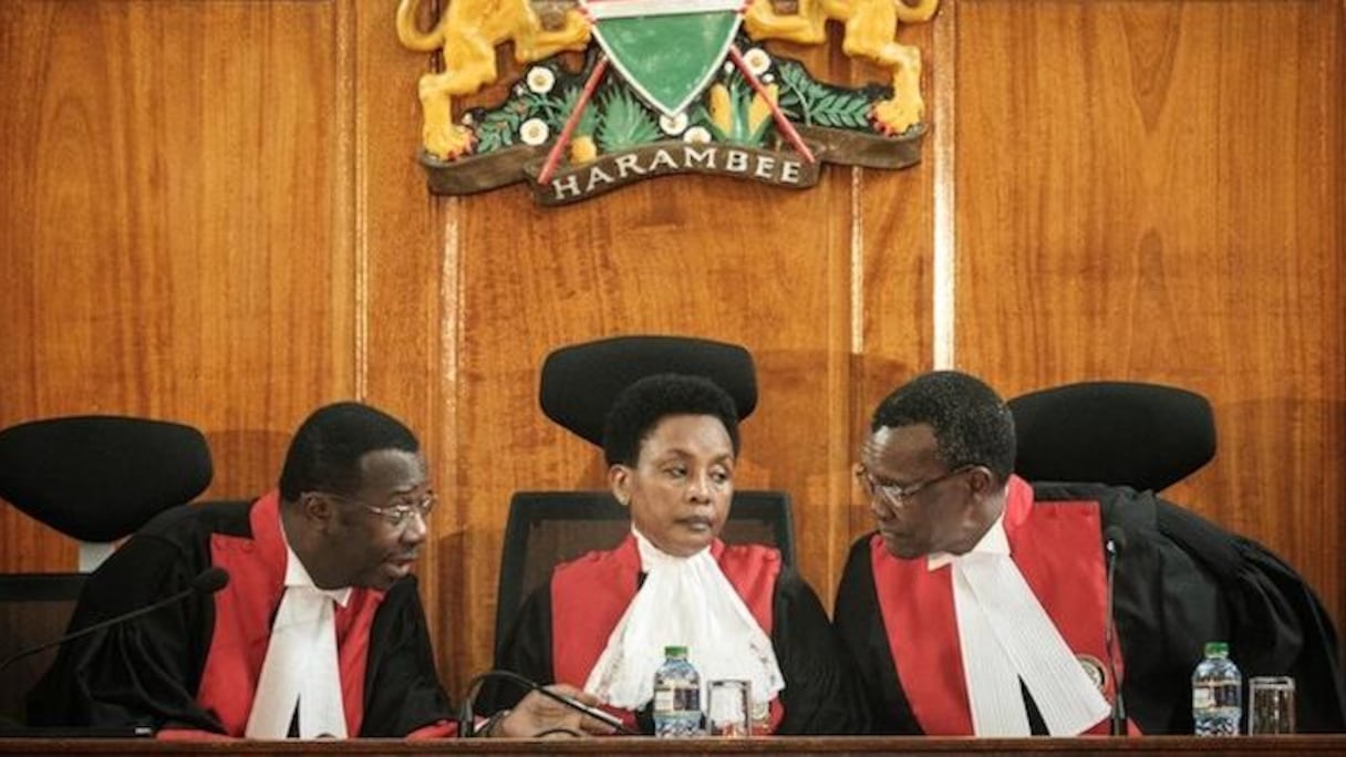 Philomena Mwilu, vice-président de la Cour suprême du Kenya (au centre).