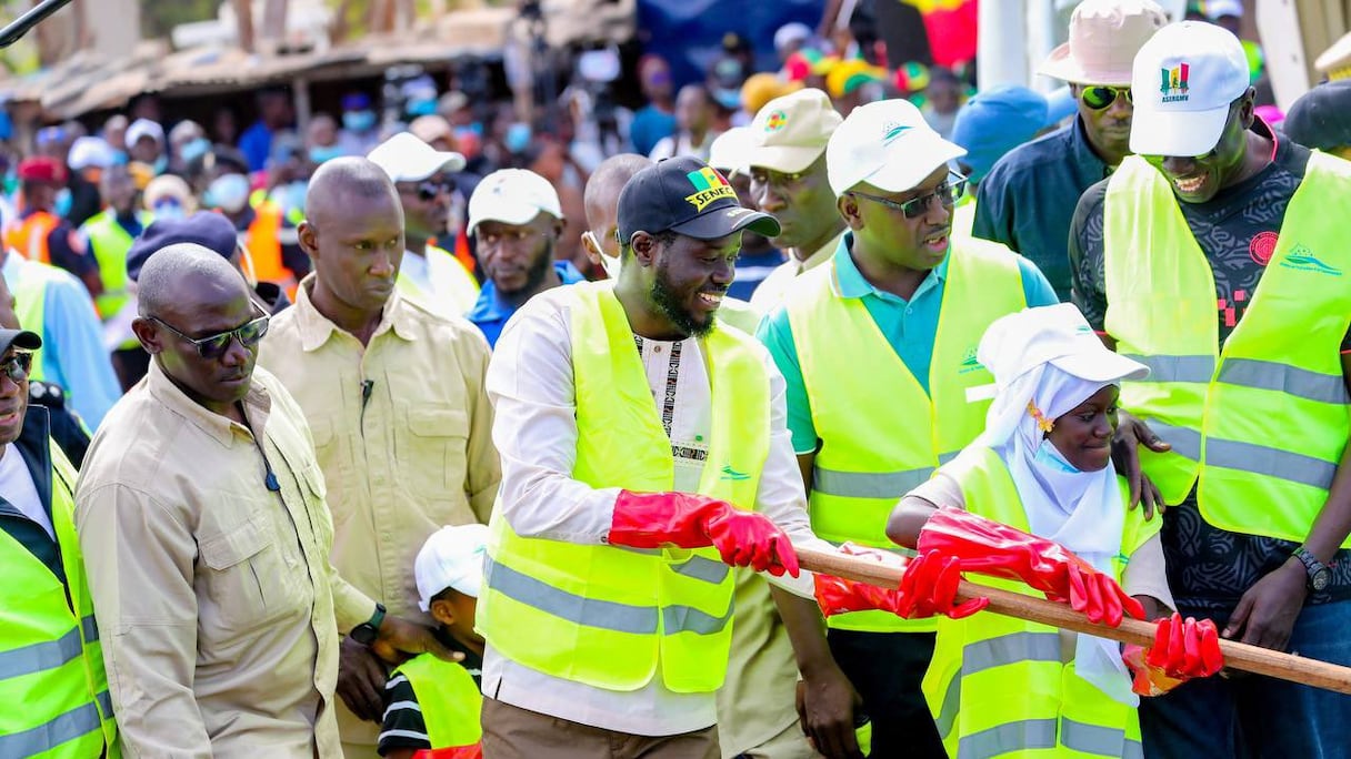 Le président du Sénégal, Bassirou Diomaye Faye prêtant main forte aux bénévoles de la Journée nationale de nettoiement, le 1er juin 2024