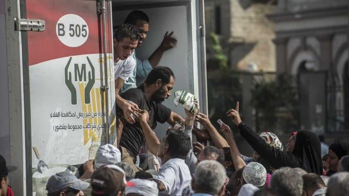 Egypte: des citoyens se bousculent pour prendre un kilogramme de sucre chacun.