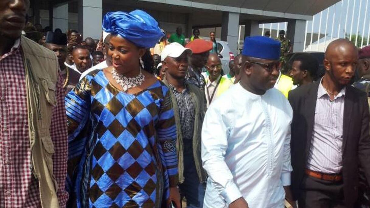 Maada Bio et la première Dame quittant l'aéroport de Freetown;