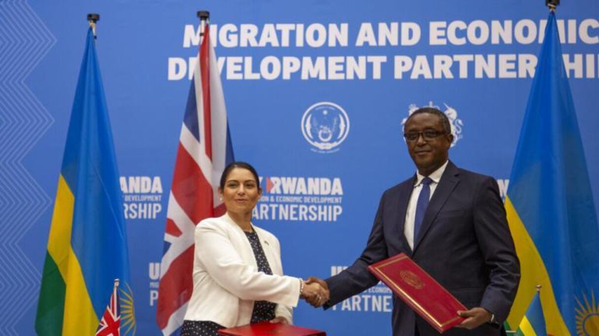 La secrétaire d'état britannique à l'Intérieur Priti Patel, à gauche et le ministre rwandais des Affaires étrangères Vincent Biruta, à droite, après l'annonce de l'accord entre les deux pays, lors d'une conférence de presse à Kigali le 14 avril 2022.