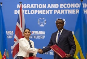 La secrétaire d'état britannique à l'Intérieur Priti Patel, à gauche et le ministre rwandais des Affaires étrangères Vincent Biruta, à droite, après l'annonce de l'accord entre les deux pays, lors d'une conférence de presse à Kigali le 14 avril 2022.