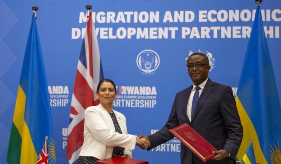 La secrétaire d'état britannique à l'Intérieur Priti Patel, à gauche et le ministre rwandais des Affaires étrangères Vincent Biruta, à droite, après l'annonce de l'accord entre les deux pays, lors d'une conférence de presse à Kigali le 14 avril 2022.