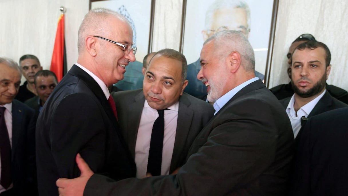 Le chef du Hamas Ismaïl Haniyeh (g) et le Premier ministre palestinien Rami Hamdallah, l